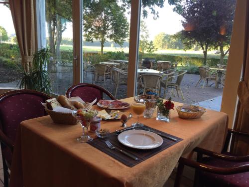 ein Tisch mit einem Teller Essen darauf in der Unterkunft Wildenborcherhof in Vorden