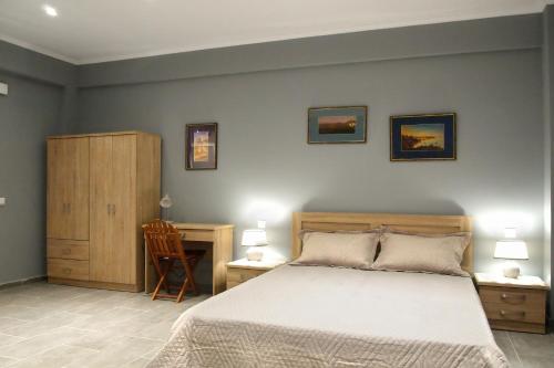- une chambre avec un lit, un bureau et une chaise dans l'établissement Ideally Situated Corfu Old Town Studio, à Corfou