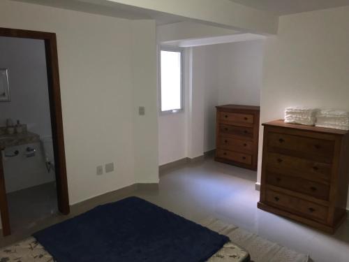 une pièce vide avec une commode et un miroir dans l'établissement Cobertura Arraial do Cabo Fundos, à Arraial do Cabo
