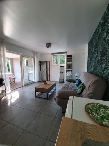 a living room with a couch and a table at Studio Le Crès in Le Crès