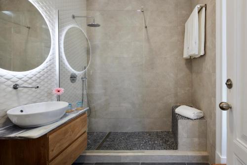 un baño con lavabo y ducha en Pereiras House of Charm - Downtown, en Faro