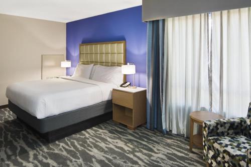En eller flere senge i et værelse på Holiday Inn Augusta West I-20, an IHG Hotel