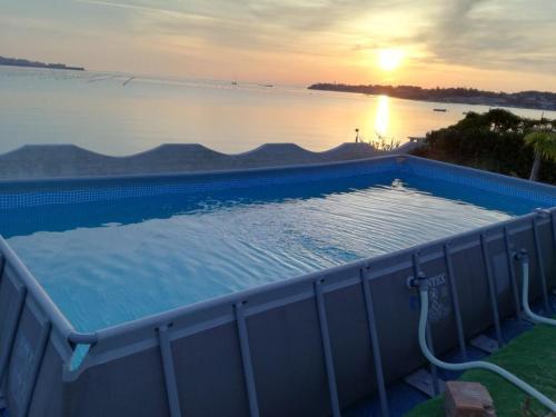 法努薩的住宿－Casa con piscina e vista mare dal giardino，享有水景的大型游泳池