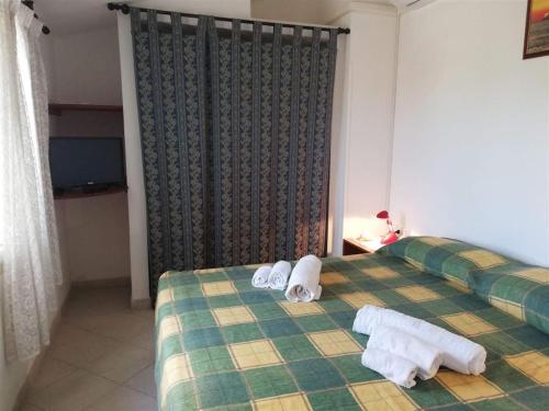 two towels on a bed in a hotel room at Case Vacanze Giardino in Parghelia