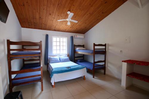 Zimmer mit 2 Etagenbetten und einer Decke in der Unterkunft Villa Bali Maresias in Maresias