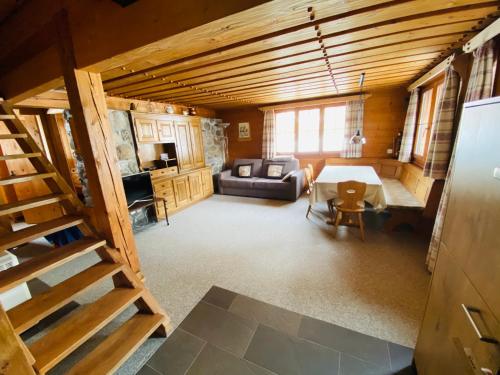 ein großes Wohnzimmer mit einem Tisch und einem Sofa in der Unterkunft Ferienhaus Wisli in Triesenberg
