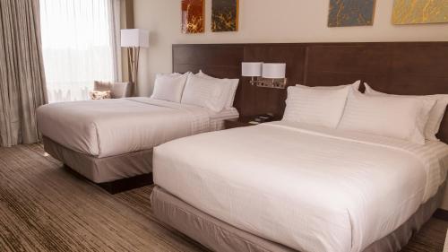 Un pat sau paturi într-o cameră la Holiday Inn Alexandria - Downtown, an IHG Hotel