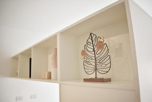 a room with a staircase with a feather sculpture at Luminosos y modernos departamentos en Rosario in Rosario