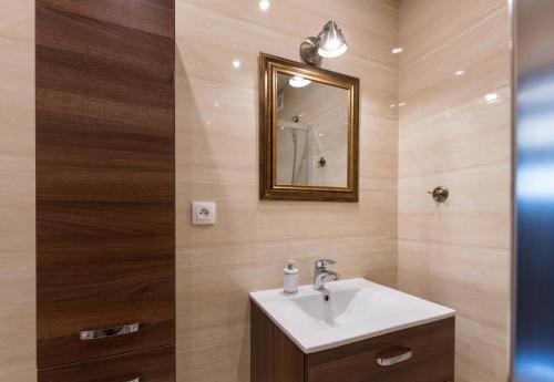 a bathroom with a sink and a mirror at Apartamenty w Klaudynie in Klaudyn