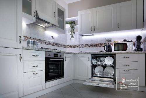 韋爾賈泰的住宿－Casa Pasquee，白色的厨房配有白色橱柜和洗碗机。