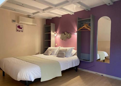 A bed or beds in a room at Hôtel des Bains