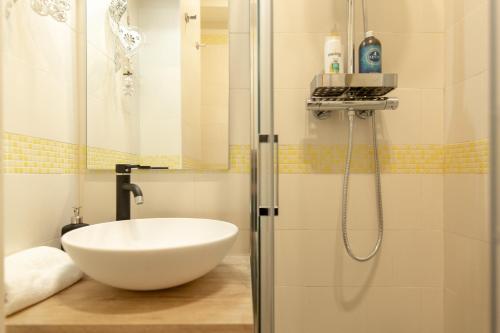 een badkamer met een witte wastafel in een douche bij " CASA IDA " centro storico in Padua
