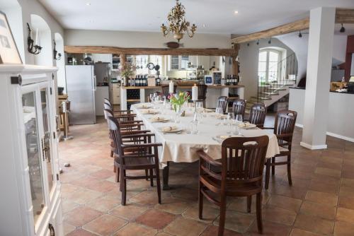 a dining room with a long table and chairs at Liszkay Borkúria in Monoszló