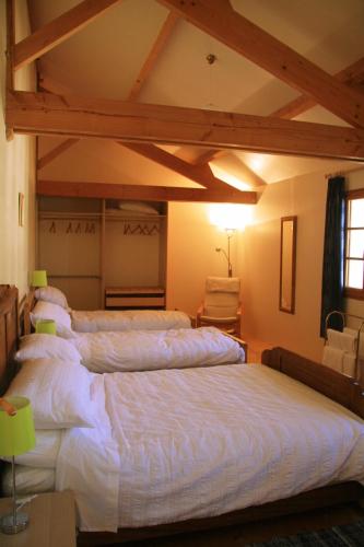 Cette chambre comprend 4 lits avec des draps blancs. dans l'établissement Loire Escapes, à Berrie