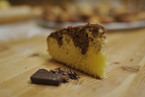 un morceau de gâteau assis au-dessus d'une table en bois dans l'établissement Tenuta MonteOliveto - Cottage Relax - Agriturismo nelle Langhe, à Vesime