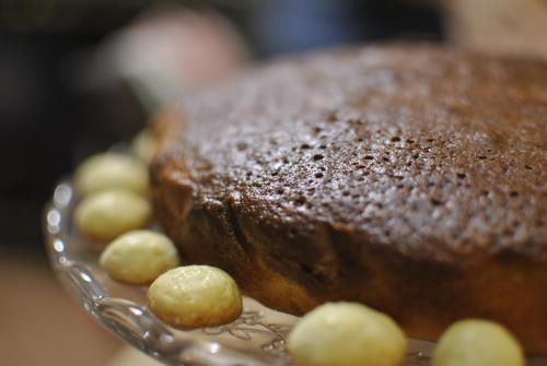 un gâteau sur une assiette en verre avec quelques cacahuètes dans l'établissement Tenuta MonteOliveto - Cottage Relax - Agriturismo nelle Langhe, à Vesime