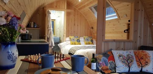 een kamer met een bed en een tafel in een hut bij Ribblesdale Pods in Horton in Ribblesdale