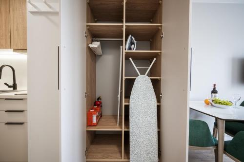 a small apartment with a kitchen and a dining room at Marina Apartments ZOO in Wrocław