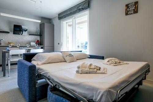 een slaapkamer met een bed met handdoeken erop bij Rio Beach Apartment in Desenzano del Garda