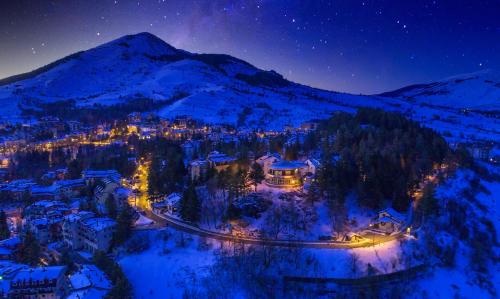 ホテルから撮影された、または一般的な山の景色