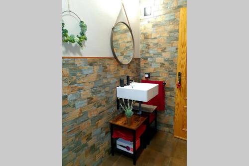 een badkamer met een wastafel en een spiegel bij Arabia`s Loft II Nuevo Portil in El Portil