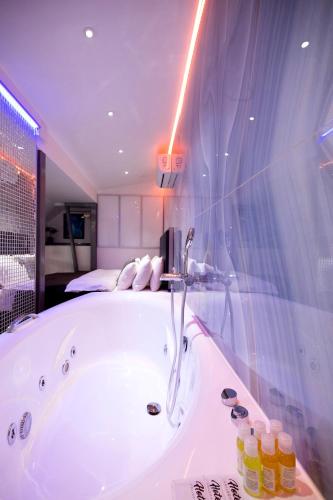 a bathroom with a bath tub in a room at Apartment Grecheskie in Odesa