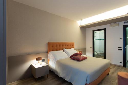 sypialnia z dużym łóżkiem i stolikiem nocnym w obiekcie Casaalbergo La Rocca w mieście Noale
