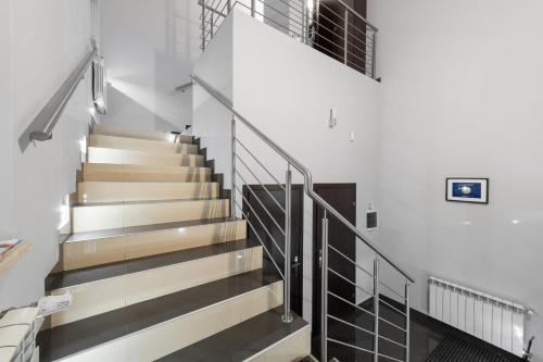 een trap met roestvrijstalen leuningen in een gebouw bij Apartamenty w Klaudynie in Klaudyn