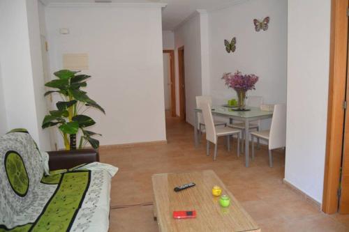 een woonkamer met een bank en een tafel bij Apartamento centrico in Santa Pola