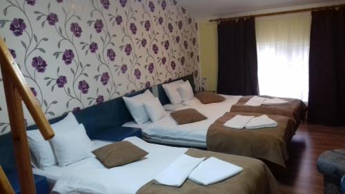 a hotel room with two beds and a couch at Casa Leucian in Deva