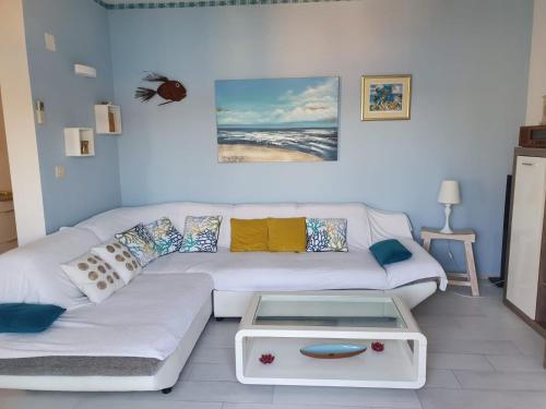 een woonkamer met een witte bank en een salontafel bij Apartman Baric in Sevid