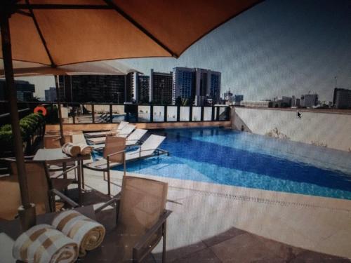 a large swimming pool on the roof of a building at CULLINAN Brasilia flat particular em Hotel junto ao Shopping in Brasilia