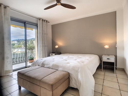 una camera da letto con un letto e una grande finestra di Cannes Sea View a Cannes