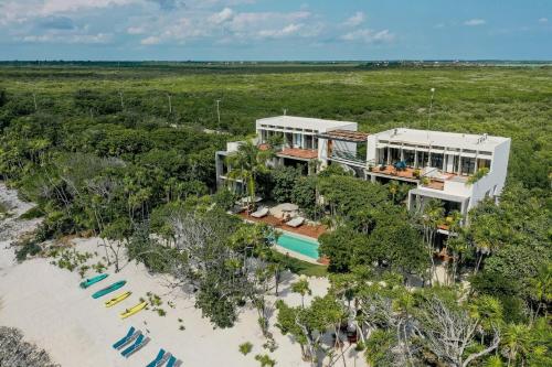 una vista aérea de una casa en la playa en Tulsayab luxury development en Tulum