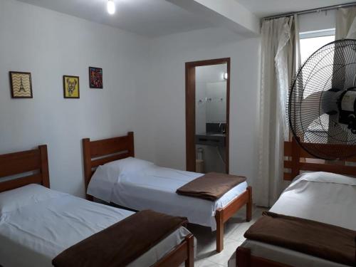 ヴィソーザにあるThiferer Hostelのベッド2台と鏡が備わるホテルルームです。