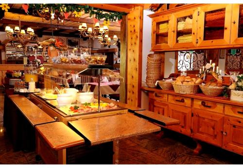 a kitchen with a buffet of food on a counter at Erholungshotel Margarethenbad in Rangersdorf