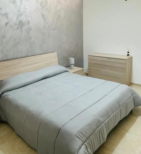 ein Schlafzimmer mit einem großen Bett in einem Zimmer in der Unterkunft Casa Vacanze San Nicolò in Militello in Val di Catania