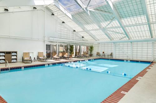 una gran piscina cubierta con un gran techo en Holiday Inn Alexandria at Carlyle, an IHG Hotel, en Alexandria