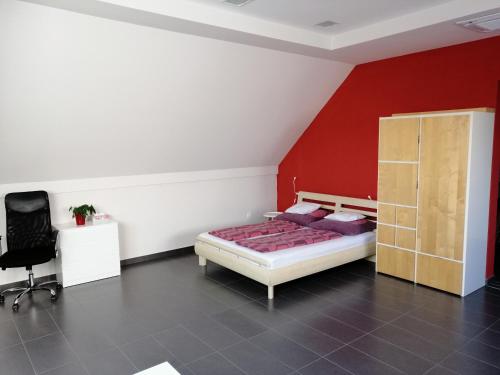 a bedroom with a bed and a desk and a chair at Szépségpatika Apartman in Sárospatak