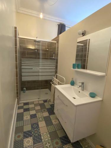 a bathroom with a shower and a sink and a mirror at Maison de ville de 55m2 refait à neuf in Verneuil d’Avre et d’Iton