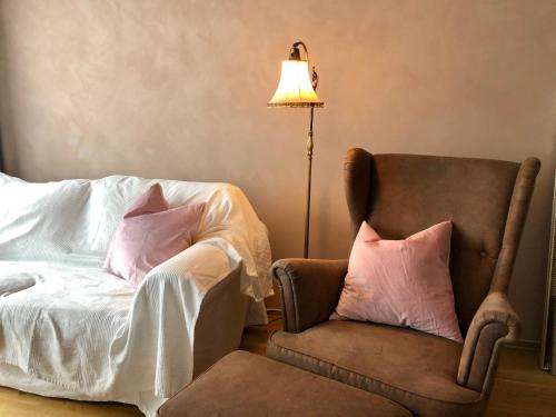 NordseterにあるMountain View Apartment with Saunaのベッドルーム(椅子、ベッド、ランプ付)