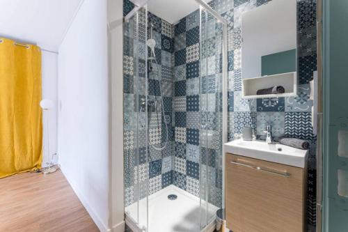 une salle de bain avec une douche, un lavabo et des toilettes dans l'établissement Le Romanesque, à Mont-Saint-Aignan