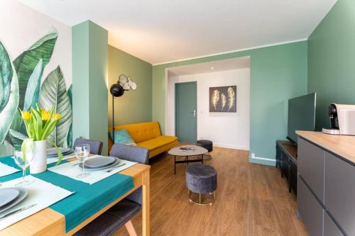 Il comprend une cuisine et un salon avec une salle à manger. dans l'établissement Le Romanesque, à Mont-Saint-Aignan