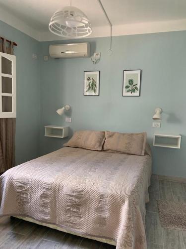 Llit o llits en una habitació de Continental Hotel