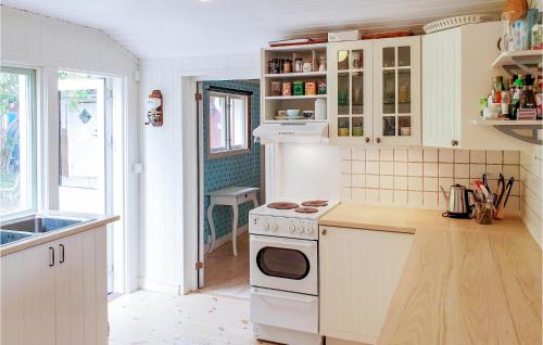 Dapur atau dapur kecil di Lovely Home In Årsta Havsbad With Wifi
