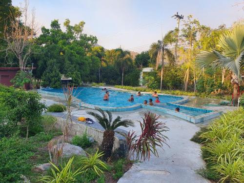 Bazén v ubytování Lunda Orchid Resort nebo v jeho okolí