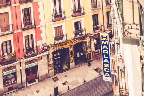 una vista sull'alto di un edificio con un cartello in una strada di Hostal Sol Los Angeles a Madrid