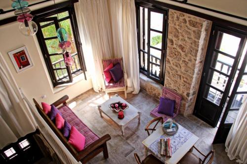 vistas panorámicas a una sala de estar con sillas y mesa en Muse Neate, en Halki