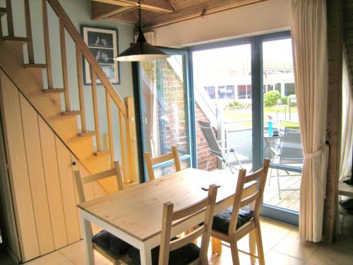 - une salle à manger avec une table et des chaises en bois dans l'établissement Nordseeinsel, à Horumersiel