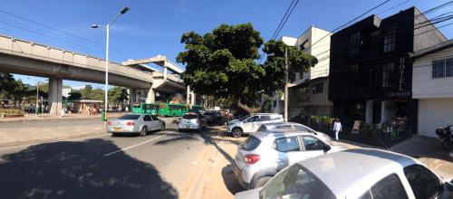 grupa samochodów zaparkowanych na ulicy miejskiej w obiekcie HOTEL CASA MAYOR LA 70 w mieście Medellín